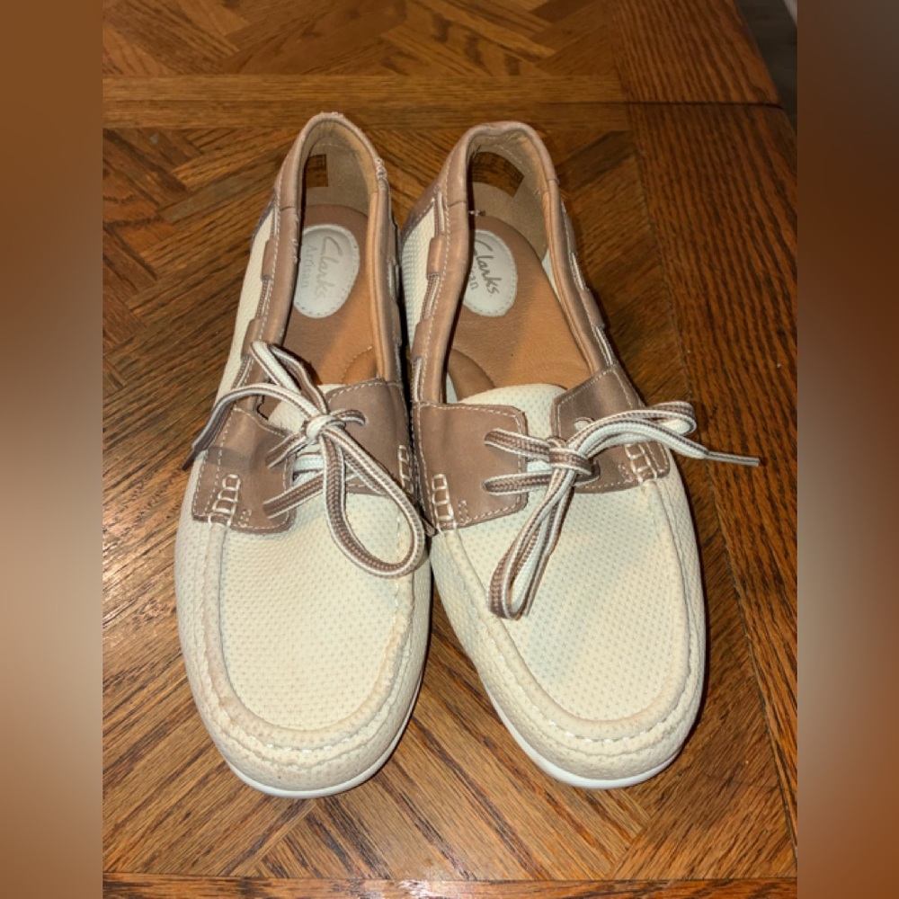 Clarks Women's Beige and Light Brown Loafers size 8.5